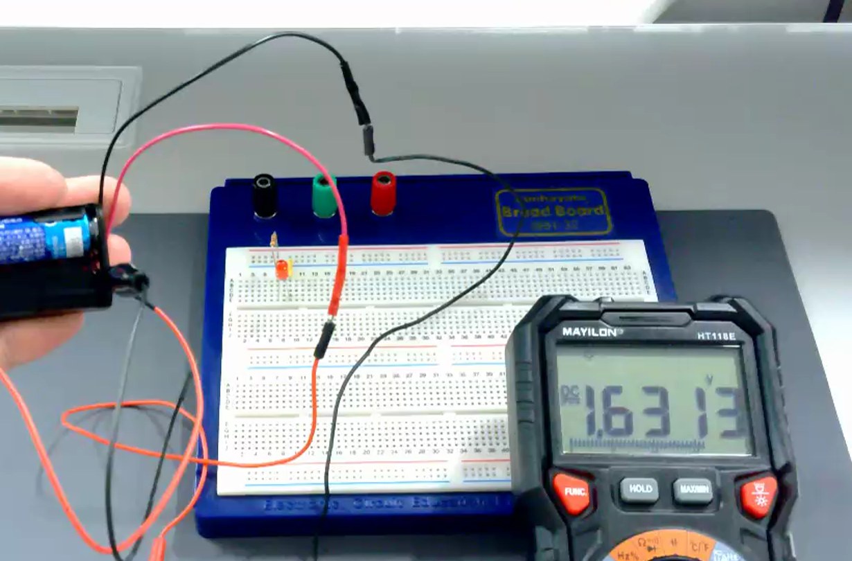 電池1本。テスターの表示は1.6313V。それでも、LEDはかすかに光っています