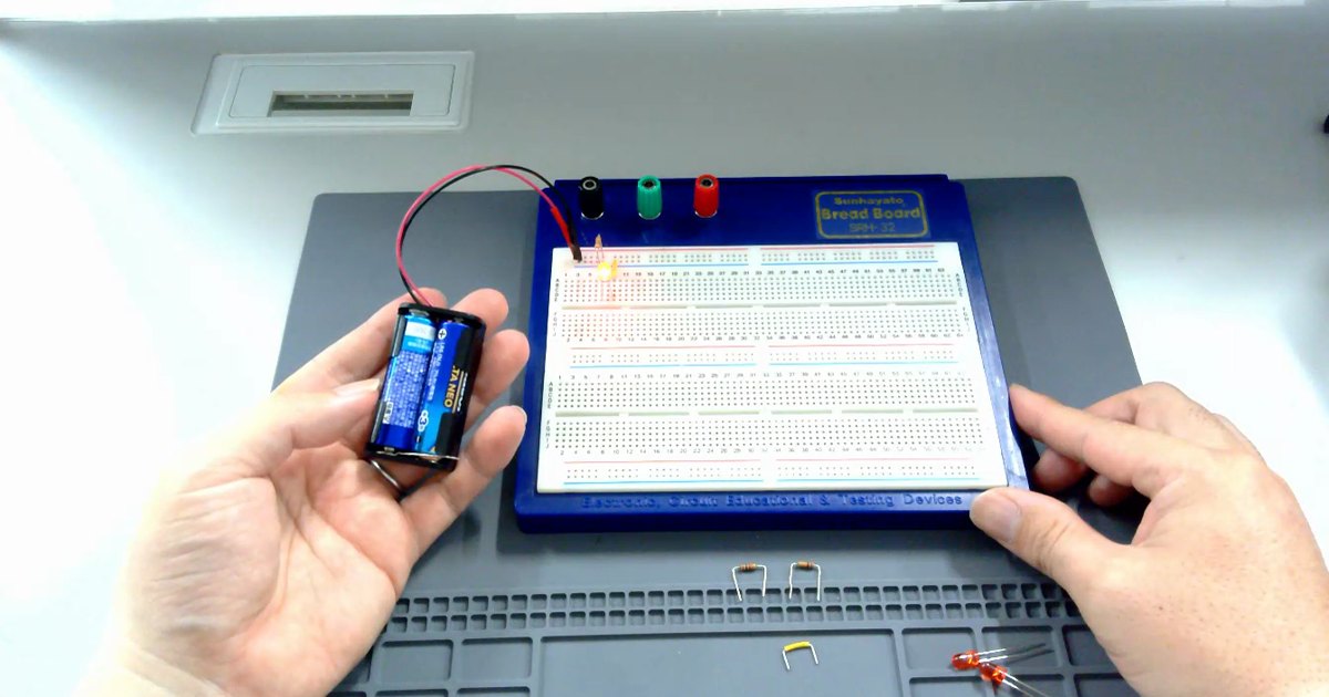 100Ωの抵抗を通して点灯した赤色LED。これが今回の「正しく光っている」状態です
