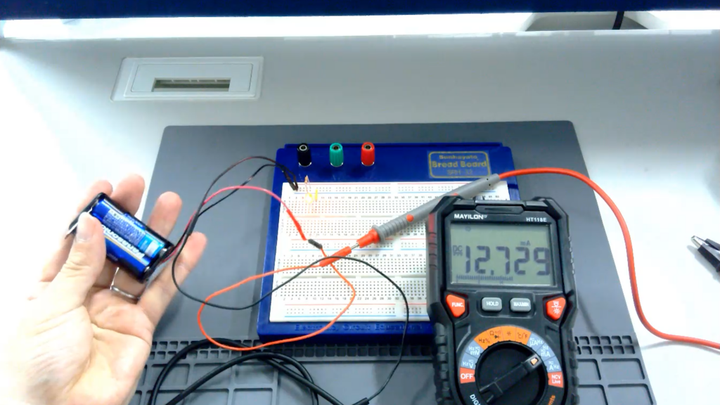 もう1台のテスターに入れ替えると12.729mAと表示され、LEDが光っている