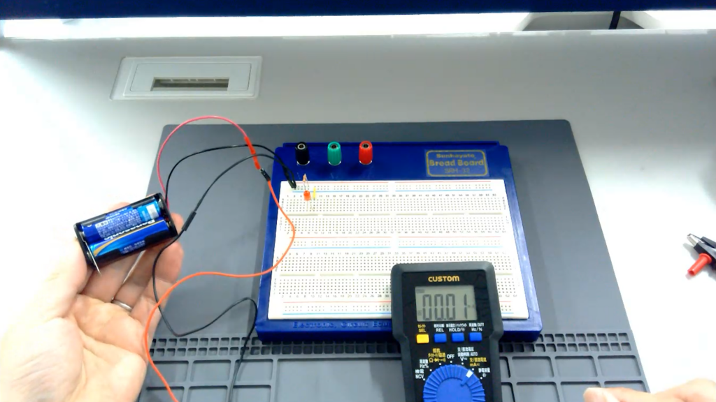 回路に入れたテスターが0.01mAしか表示せず、LEDも光っていない