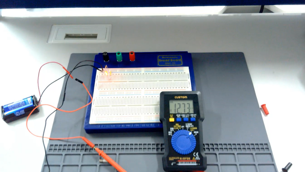直ったテスターが12.73mAと表示し、LEDが光っている