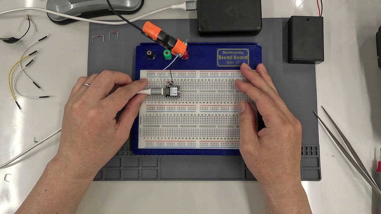 マイコンの足にモーターを直接つないで、マイコンにモバイルバッテリーをつないだところ。モーターは回らない