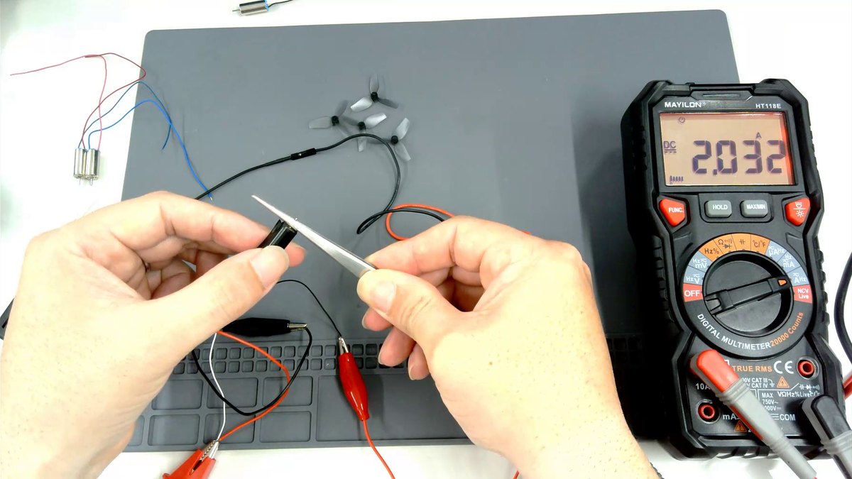 ピンセットで軸を止めたとき。電流は 2A をこえている