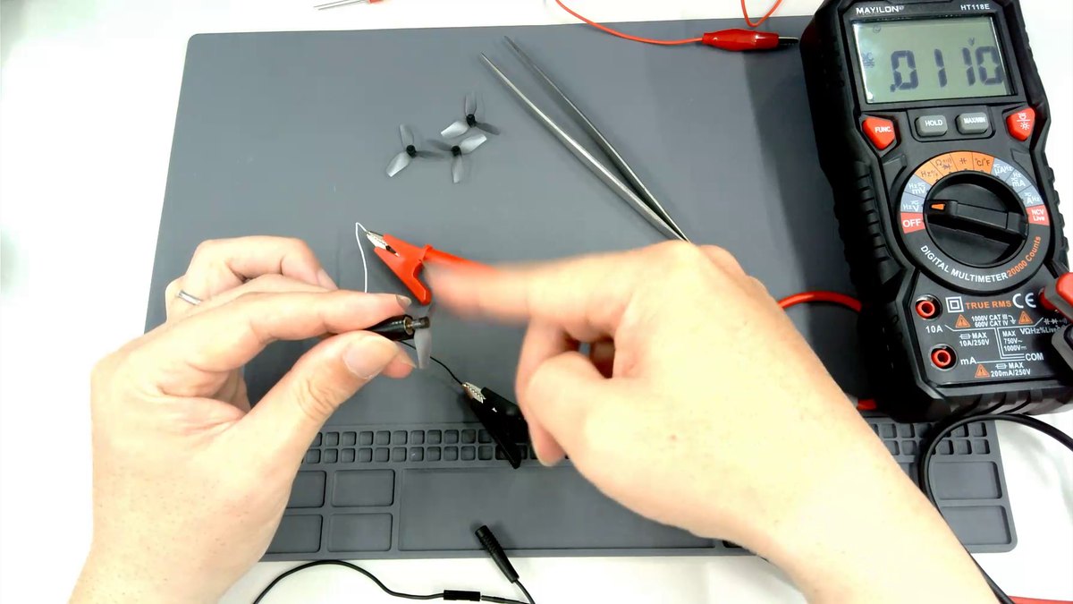 電池を外して、指でプロペラを回したとき。0.01V