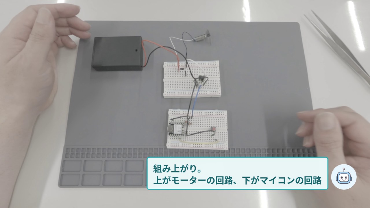 組み上がった2枚の板。上がモーターの回路、下がマイコンの回路